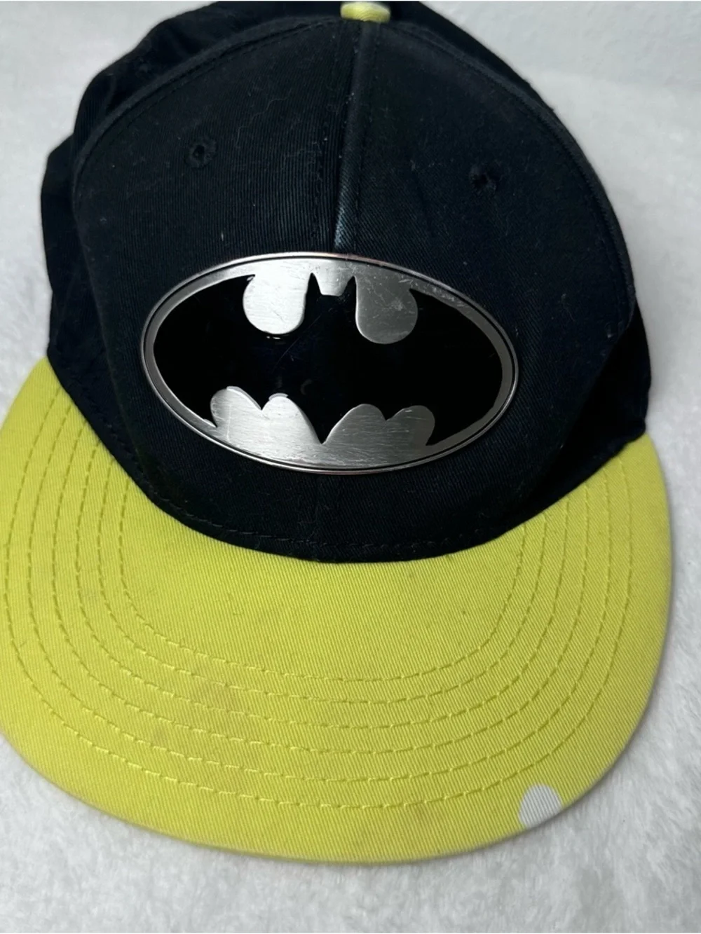 DC Comics 100% Cotton Batman Metal Badge Snapback Hat - Black and Yellow